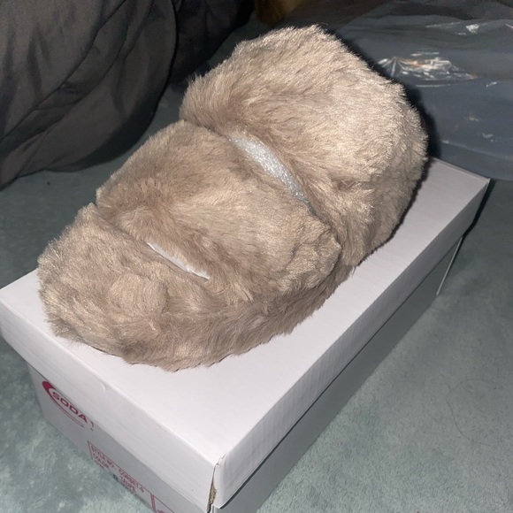 Slippers - Picture 2 of 4